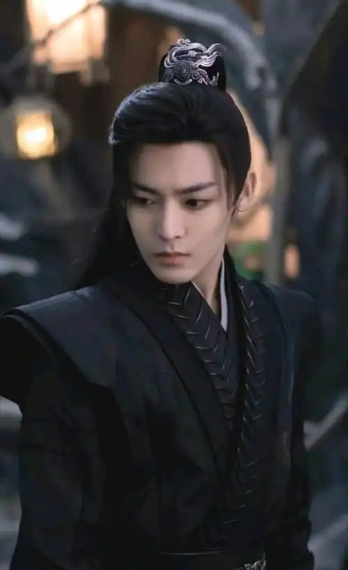 侯明昊真的很会拍古装,每一帧照片都像是穿越网文男主角一样,简直