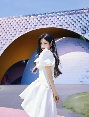 杨超越花海大片出炉穿白色公主裙浪漫俏皮尝试挑染发色真个性