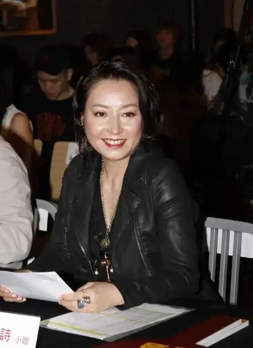 突发香港歌手黎明诗病逝同性恋人悲痛告别生前近照曝光