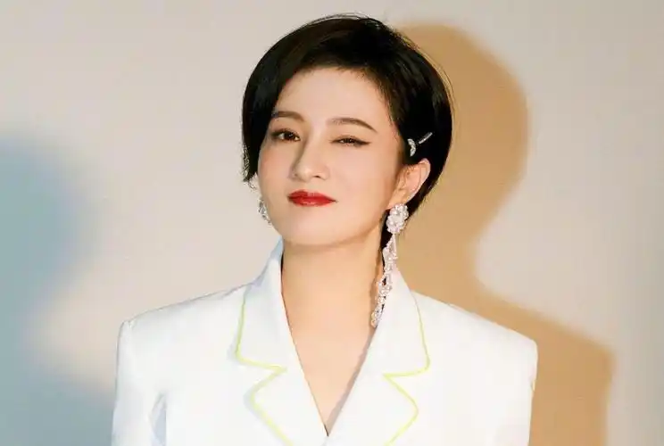 回顾小婉君金铭9岁爆红18岁考北大撒贝宁曾发誓娶她42岁仍单身