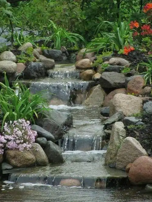 每当我们看到下面这种小溪流水的美景时,总会产生一种对大自然的向往