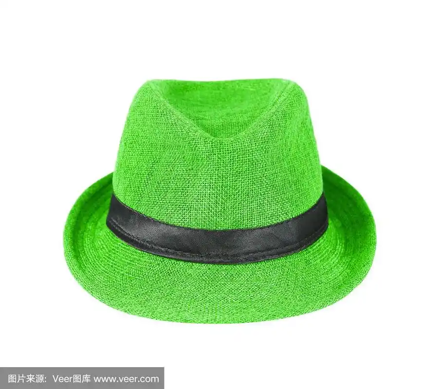 编织的绿色帽子孤立在白色的背景.