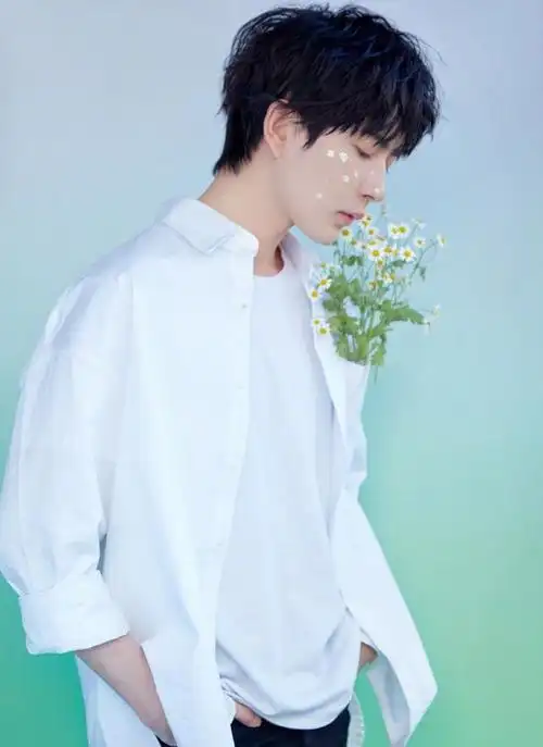 原创于朦胧颜值高不是吹的,穿白衬衫配手绘雏菊装,清爽文艺浪漫十足