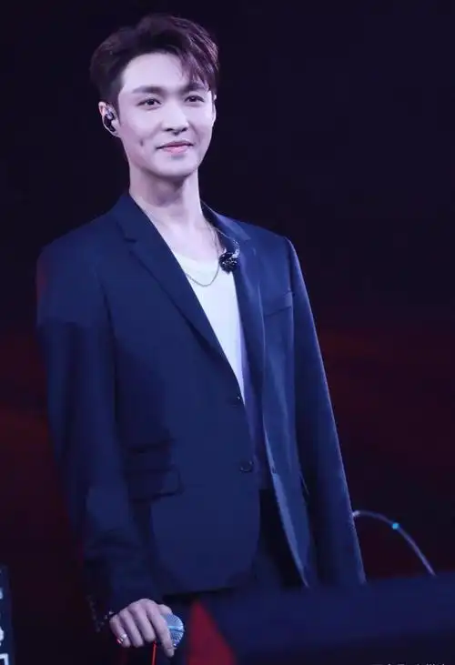 张艺兴的咧嘴笑算是娱乐圈里最干净的笑容