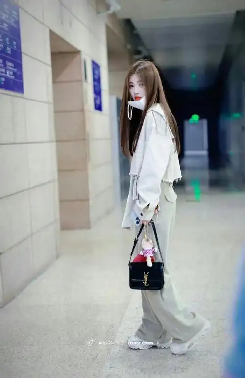 鞠婧祎回国机场饭拍##鞠婧祎米白色套装