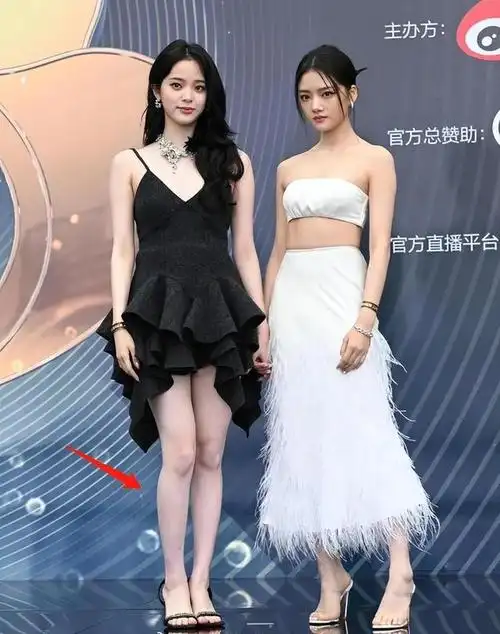 回顾衣不蔽体全身涂白满口假牙闪瞎眼娱圈的病态审美该管了