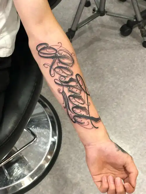 小臂纹身花体字纹身手臂纹身
