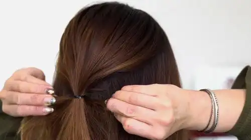 头发怎么扎显得年轻