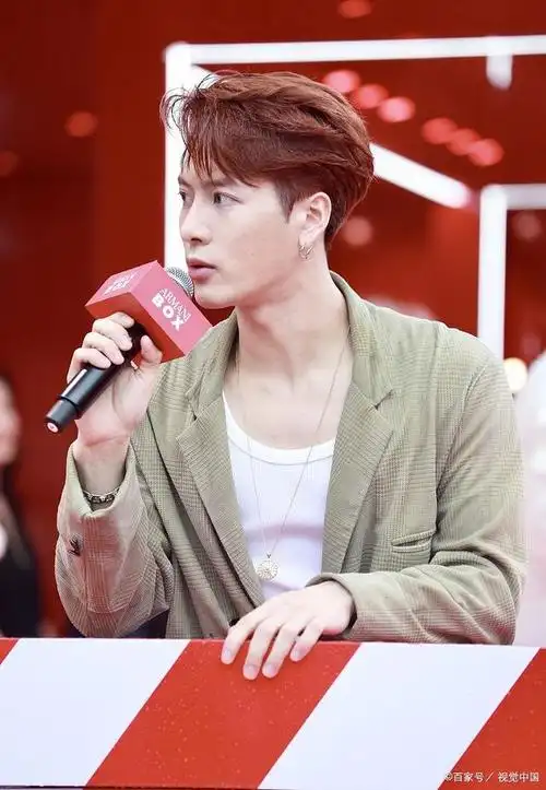 最近网上不断流出不少王嘉尔出行酒吧的照片,昏暗光线让王嘉尔散发出"