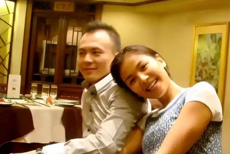 刘涛首晒全家福,14岁女儿美貌如花似妈妈,8岁儿子阳光帅气像爸_衬衫