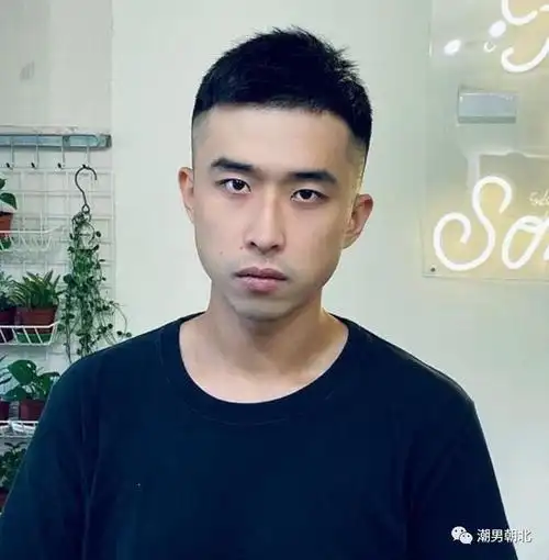 把头发稍微剪短,刘海位置的头发剪碎打薄,做出侧分的效果,再把两边铲