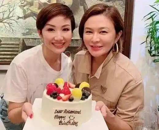 原创57岁关之琳合影甄子丹汪诗诗美人迟暮皱纹多衰老成这样