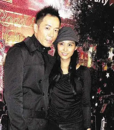 黄贯中曝朱茵怀孕后很舒服 称不呕吐也没长胖