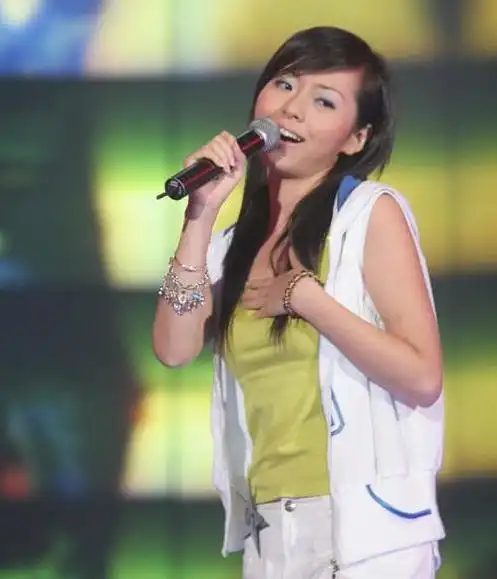 当年《2005年超级女声》亚军的周笔畅,也是一位大学生,是广州星海音乐