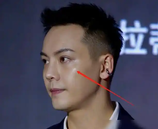 陈伟霆出席名车发布会霸道总裁气质绝杀但在生图下还是有缺点