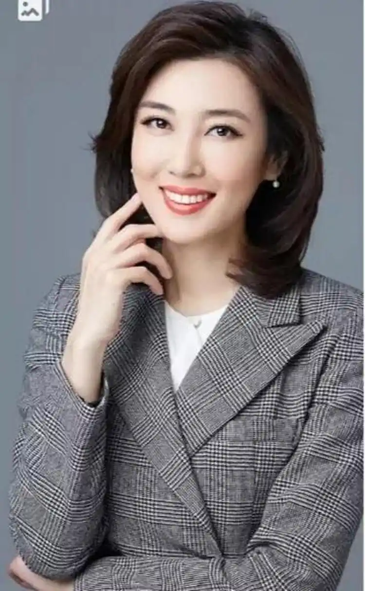 最美主持人李红,颜值爆表,穿什么衣服都好看#央视女主播李红# 大家