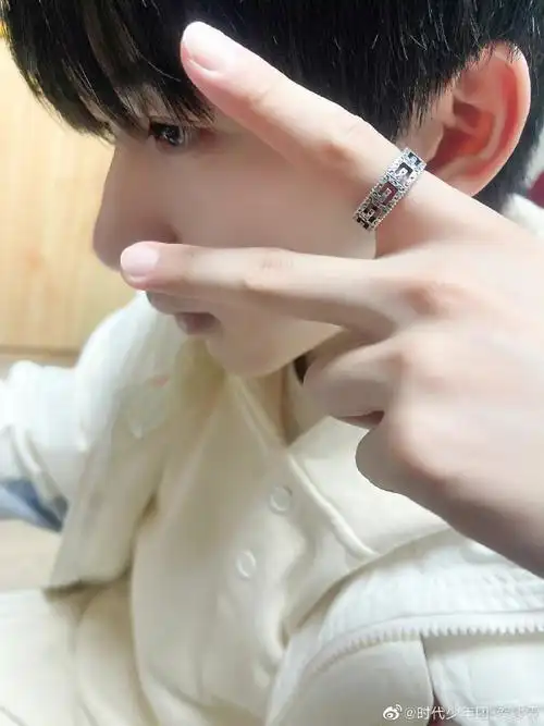 贺峻霖晒剪刀手自拍