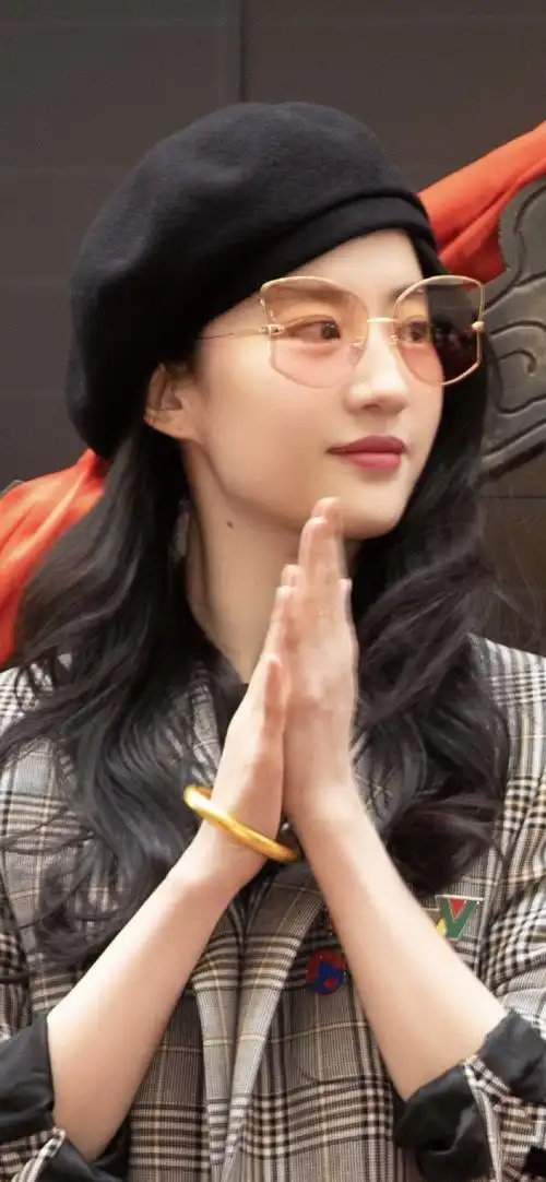 刘亦菲戴眼镜的造型还是11年前的恋爱通告里最好看吧