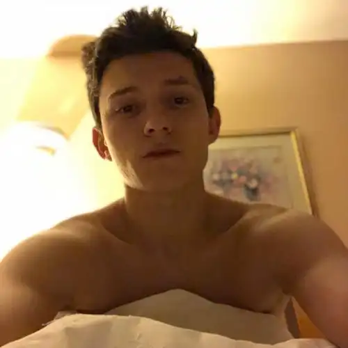 简介:汤姆·赫兰德搞怪床上自拍照图片,分享一组汤姆·赫兰德图片给