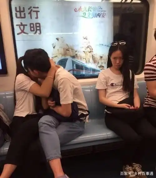 小情侣在地铁上秀恩爱,看到旁边大姐的眼色,吓的不敢动了!