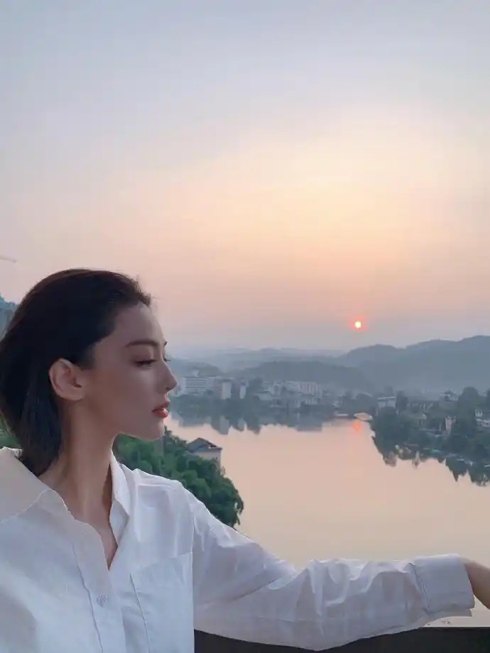 张馨予夕阳下露侧颜精致文艺美景配美人好似一幅画