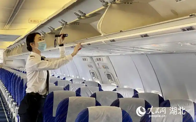 退伍女军人成航空安全员蓝天绽放空中花蕾