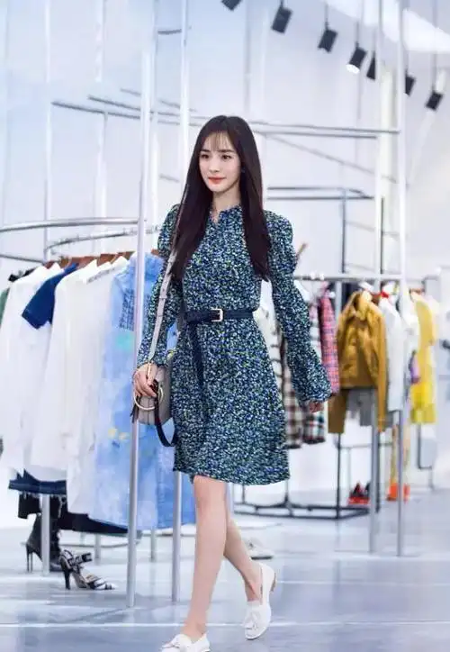 36岁杨幂"毁容照" 路人拍杨幂聚餐的素颜照,被网友指出老和