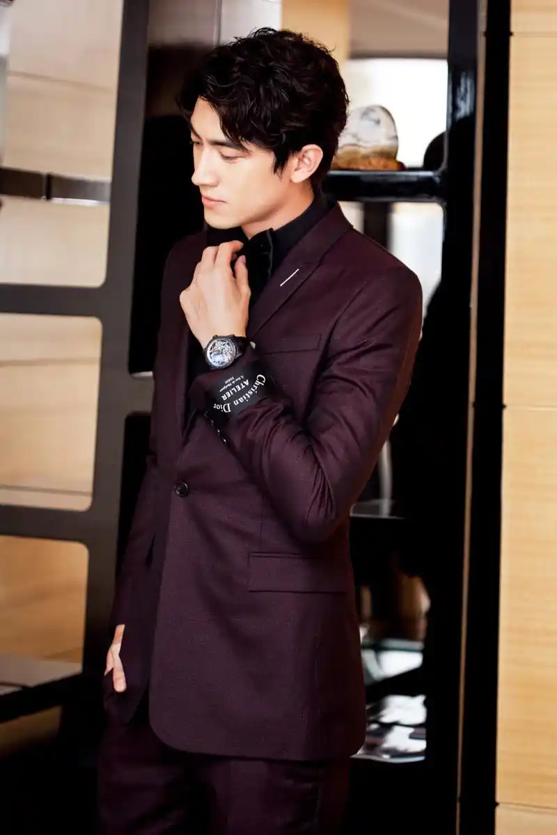 林更新上海电影节绅士西服帅气图片