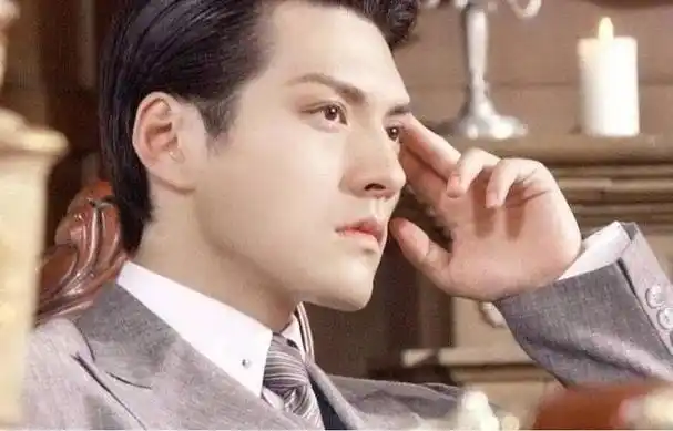 看狗都深情的几位男明星个个生了一双桃花眼天生自带苏感