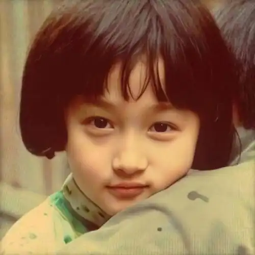 关晓彤幼儿时期童年照#小时候的关晓彤就有着美人的样子!