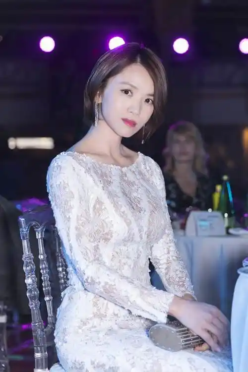 曹曦文出席fashionworld年度盛典斩获亚太地区时尚影响力女艺人