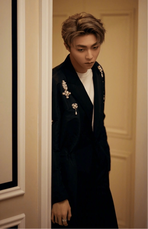 打造一种低调高级感又显得比较绅士,但千篇一律的黑色西装穿起来总给