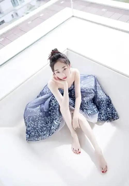 蒋梦婕伸出白嫩小脚丫,清新中带着一丝性感 .