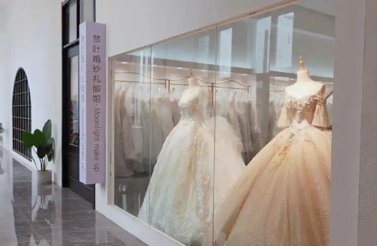 选择了店面升级,从原有的150平米工作室升级到260平米的婚纱礼服馆