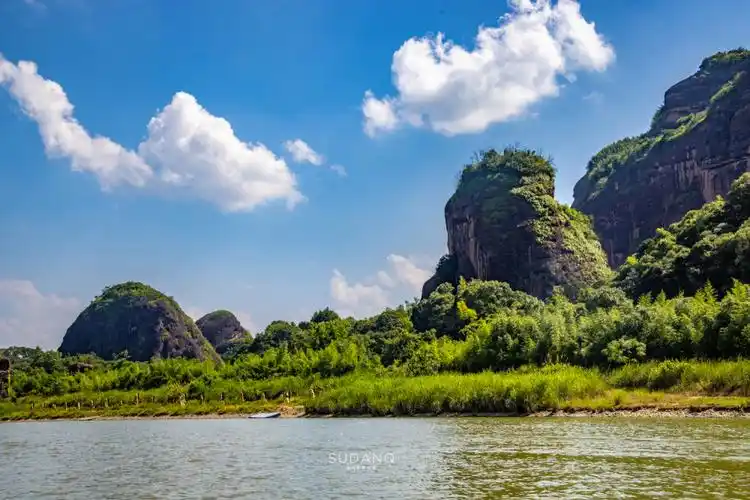 龙虎山竹筏体验是龙虎山风景区的三大旅游路线之一,也是较为经典的一