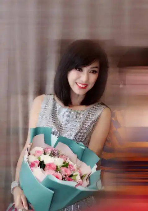 62岁米雪无修图近照好雷人,脚踩20公分高跟鸽子蛋钻戒显霸气_活动