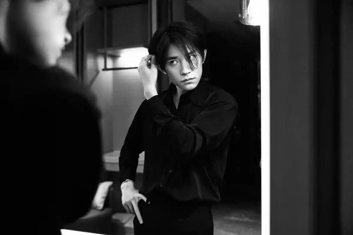 霸总来了.#易烊千玺壁纸 #易烊千玺黑白大片花絮 #向全世界 - 抖音