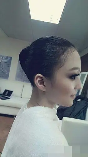 张韶涵戴口罩晒素颜自拍眼角下垂被疑破相图