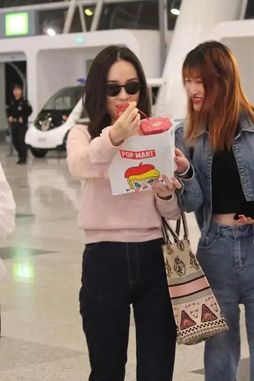 霍思燕长得太精致了,一身高级英伦装走机场,双腿依旧细长