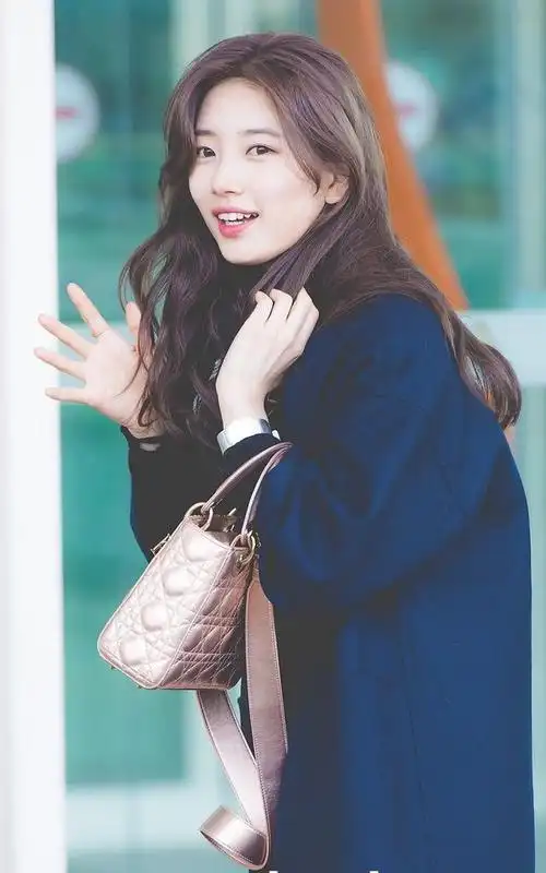 韩国"国民初恋"裴秀智,清纯面容迷人,坚持健身塑造身材!