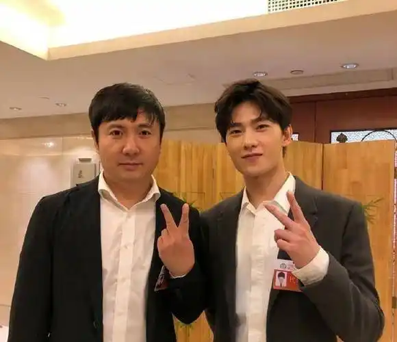 沈腾杨洋罕见同框,摆同一个手势姿势,气质却截然不同,一目了然_明星