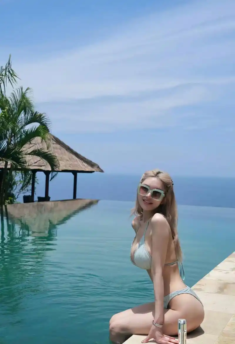 周扬青夏日泳装写真,虽然全身都是高科技,看着还是挺养眼的[亲吻]