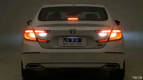 对于你们纠结的十代雅阁尾灯是否简配已经有实锤了