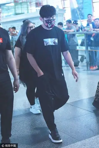 周杰伦来京开演唱会获7人护驾气场足 穿黑色垮裤扮潮惨变五五分