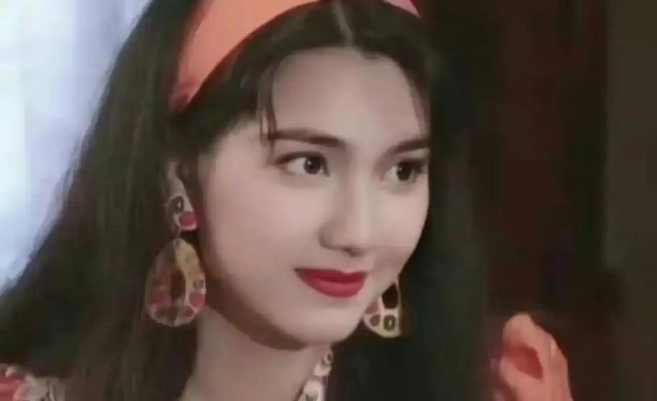 洪欣年轻的时候是真的美,感觉不比李嘉欣差,而张丹峰是眼睛没看清才会