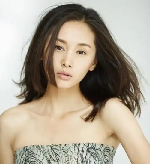 王子文卷发新照