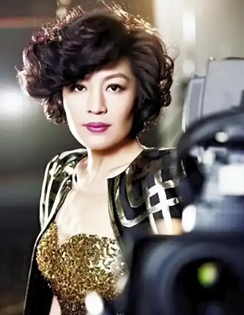 李咏作为中国知名的主持人,曾主持过《非常6 1》,《幸运52》,《咏乐汇