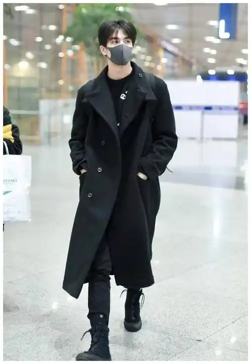 原创宋威龙全黑look走机场黑色卫衣休闲宽松穿运动裤秀大长腿