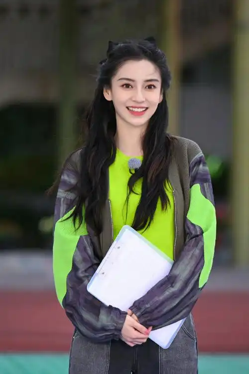 杨颖奔跑吧剧照四宫格##杨颖奔跑吧绿色背心造型剧照