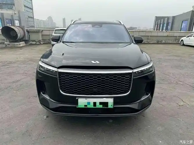 21款理想one6座黑外棕内21年11月上牌行驶5